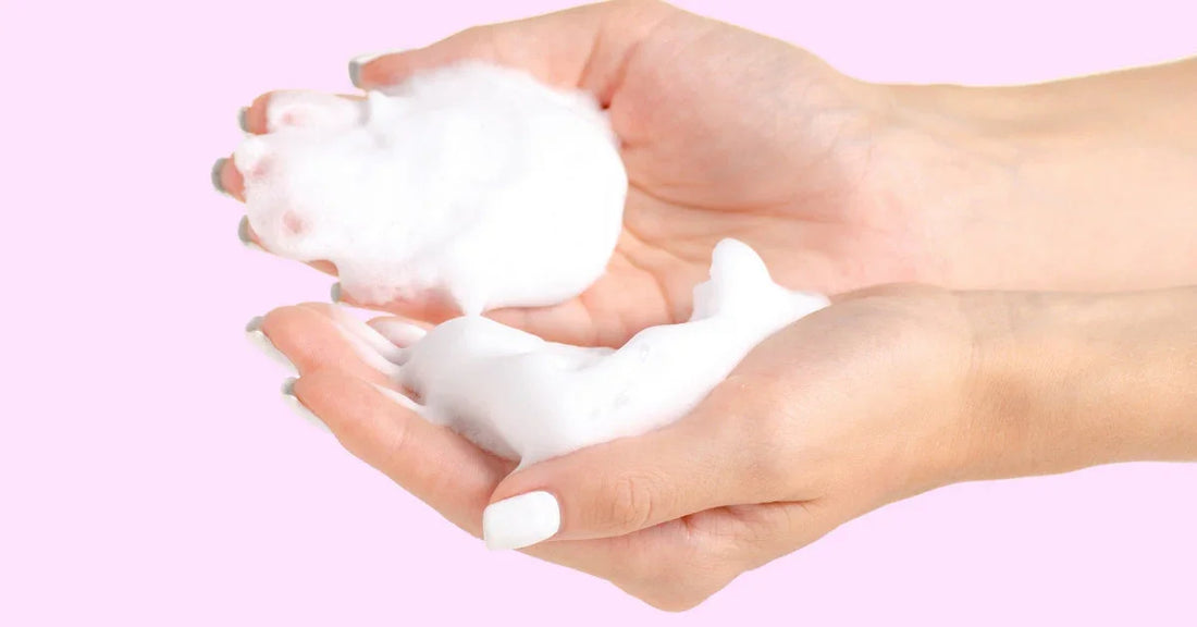 ¿Qué es la espuma limpiadora de higiene íntima y por qué deberías usarla?