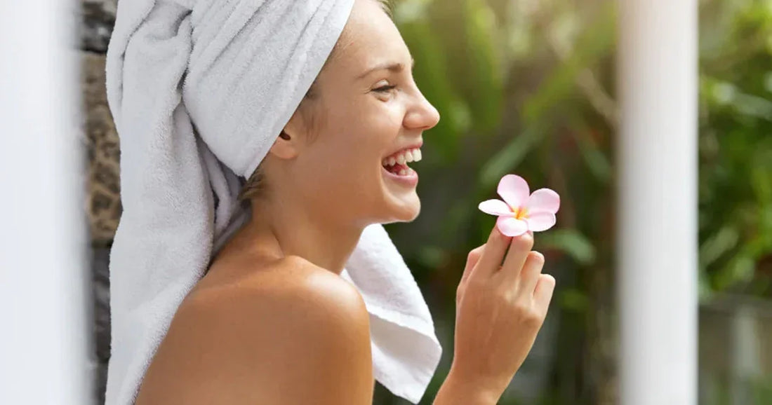Mujer con flor en la mano